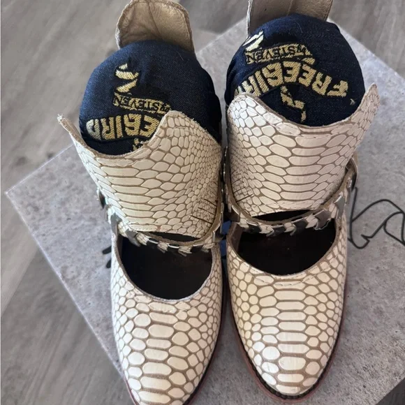 Freebird Blade Leather Ankle Boots white snake color - Picture 8 of 13